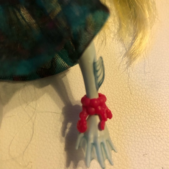Monster High Lagoona Blue Doll Fins pink shoes & bracelet - Picture 10 of 12